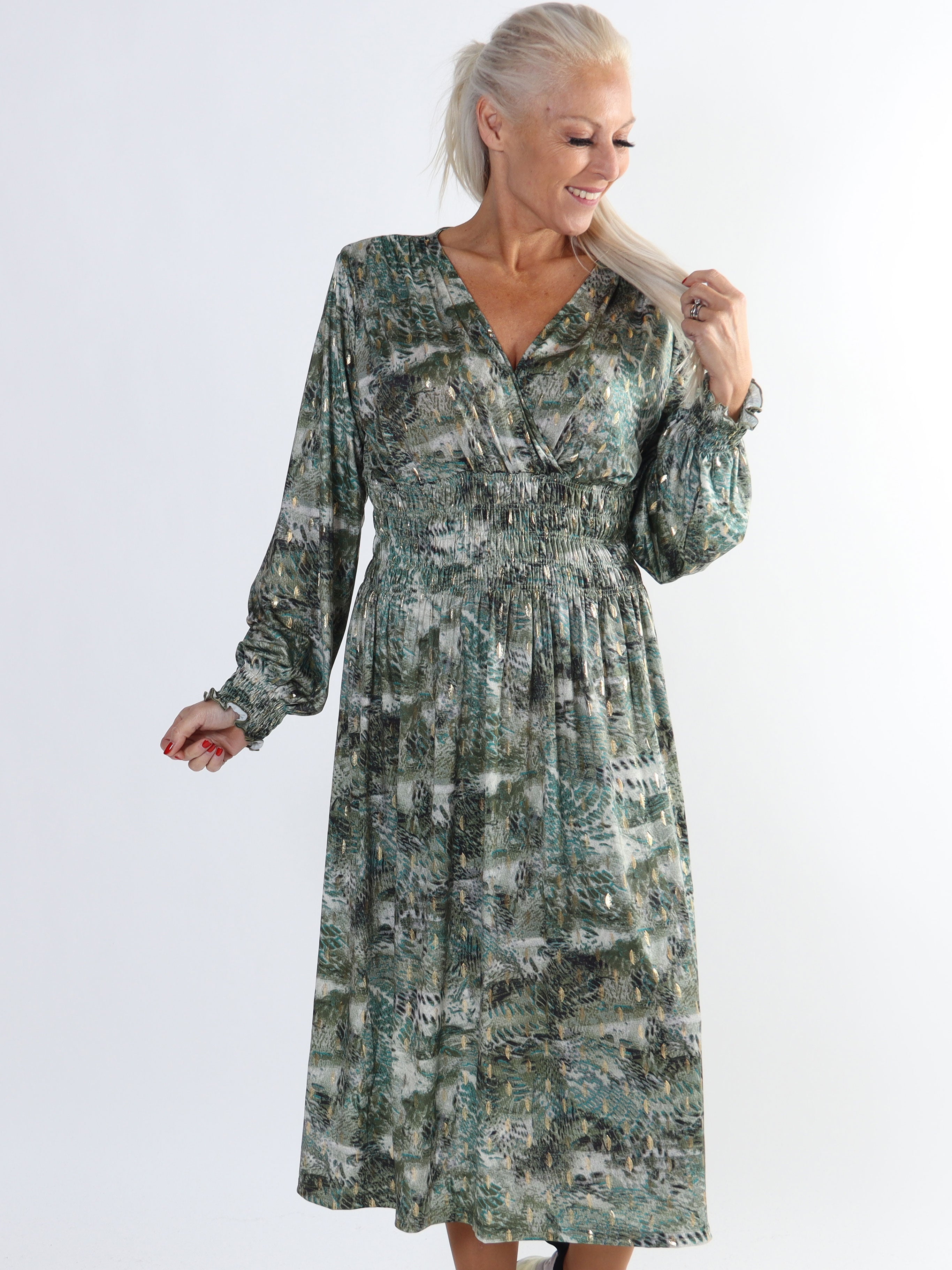 Pams Snake Midi L/S - Plus size kjole i krølfrit stof med lange ærmer